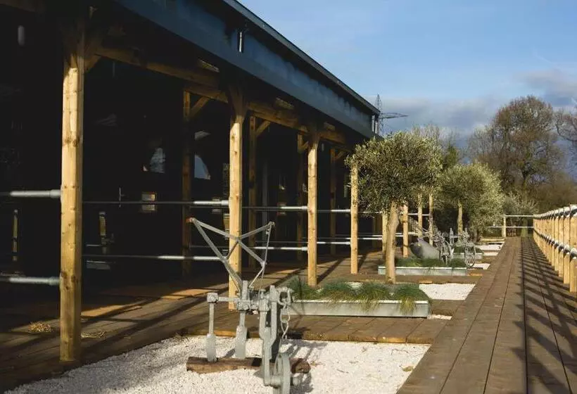 تختخواب و صبحانه Owen House Farm