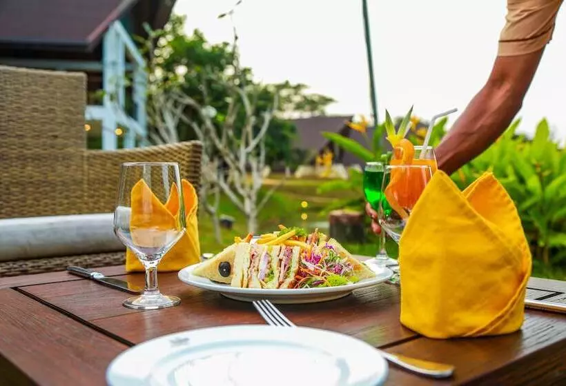 هتل Liyya Water Villas