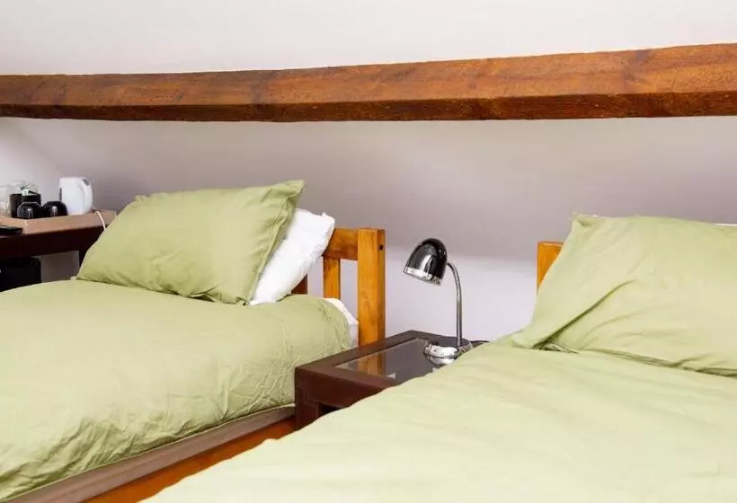 تختخواب و صبحانه Parade School Guest Rooms