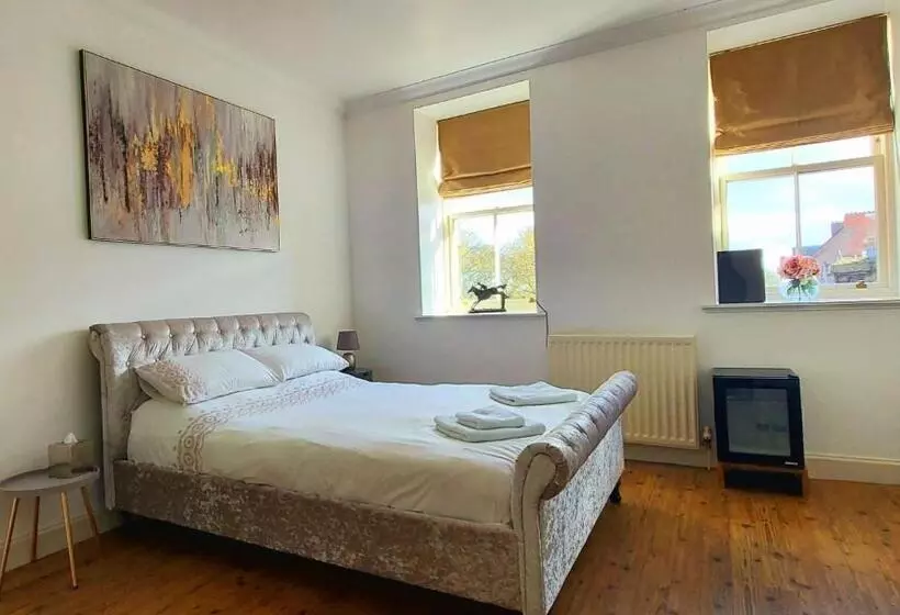 تختخواب و صبحانه Parade School Guest Rooms