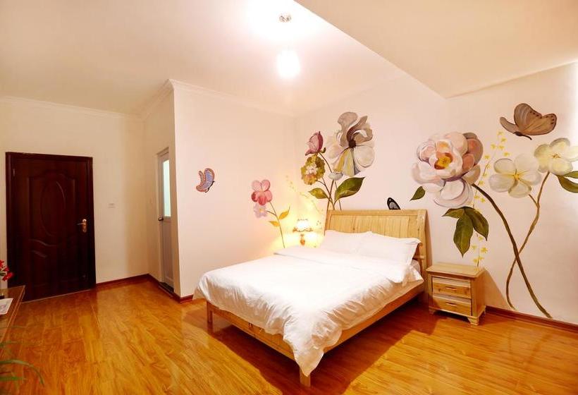 Flower House Girl Youth Hostel