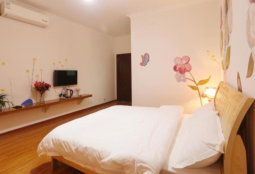 Flower House Girl Youth Hostel