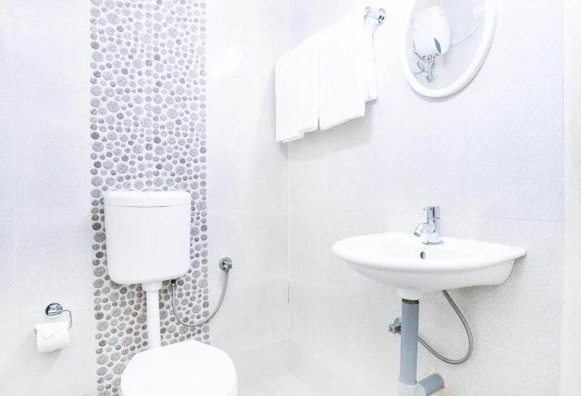 Hotel Treebo Comforts Inn, University Road Deralakatte