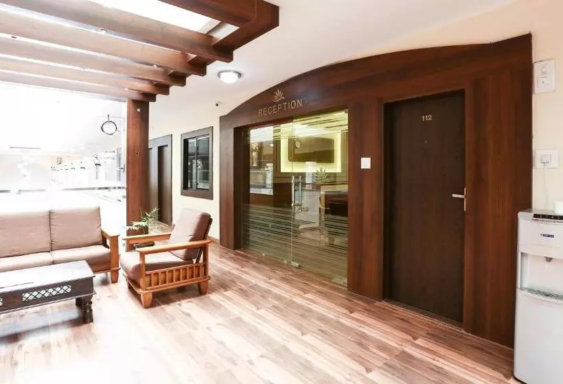 Hotelli Treebo Comforts Inn, University Road Deralakatte