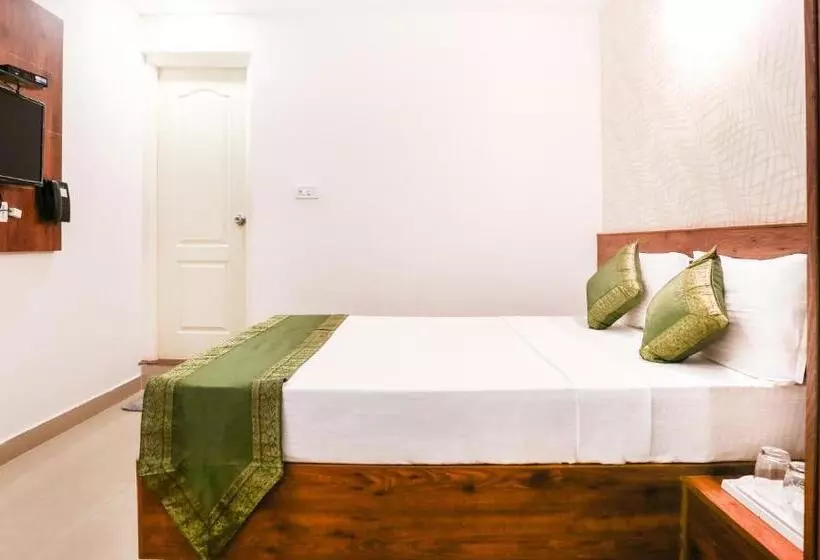 Hotelli Treebo Comforts Inn, University Road Deralakatte