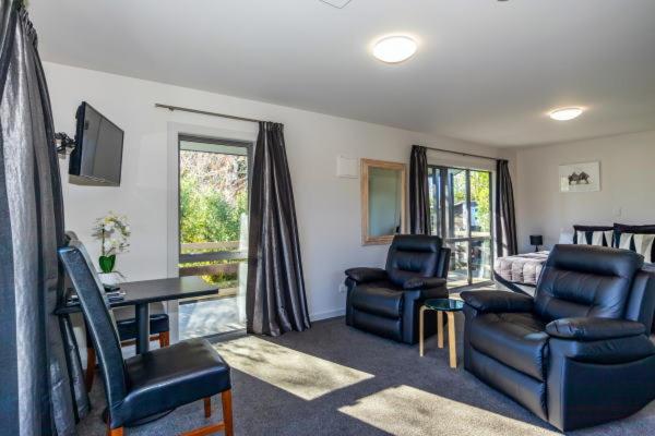 מוטל Black On Grey