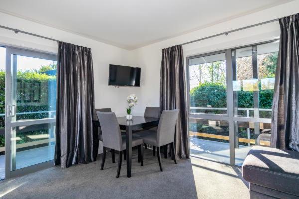 מוטל Black On Grey