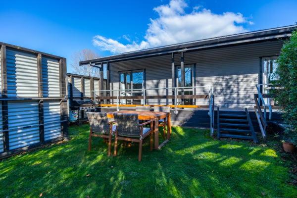 מוטל Black On Grey