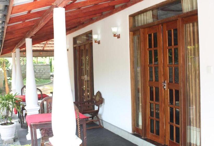 تختخواب و صبحانه Susee Villa