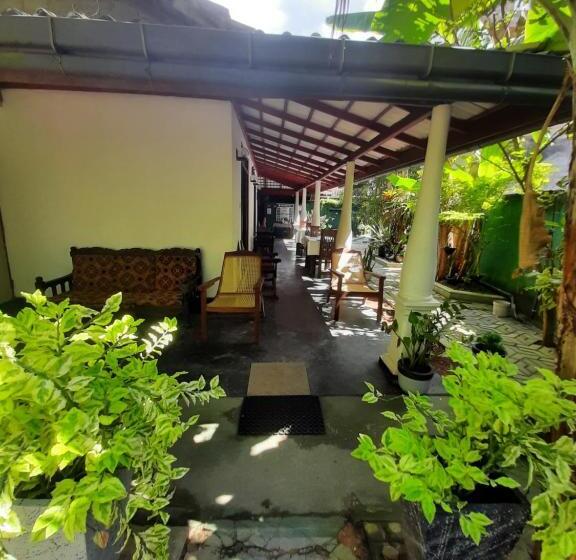 تختخواب و صبحانه Susee Villa