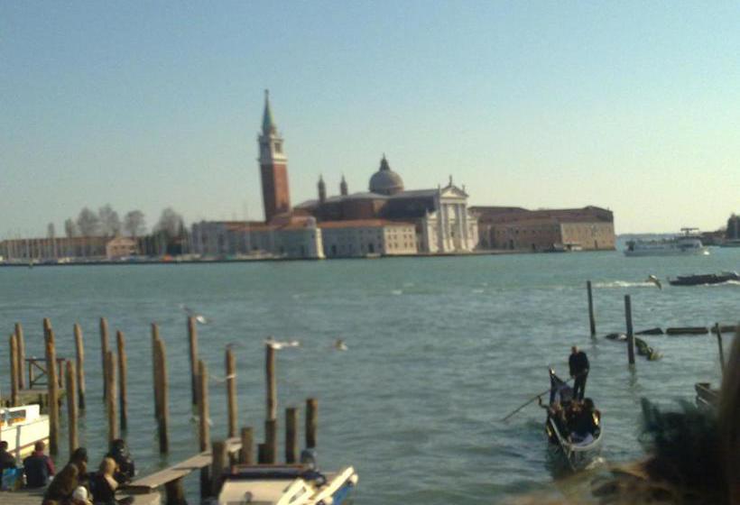 ベッドアンドブレックファースト The Caponi Bros