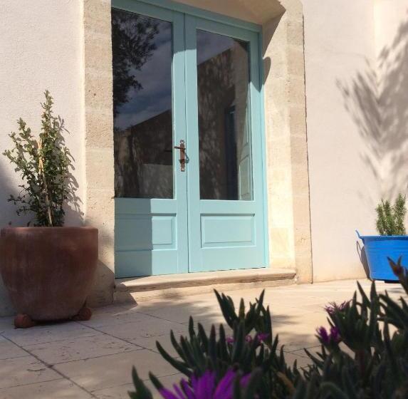 تختخواب و صبحانه The Proud Garden