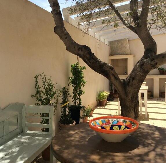 تختخواب و صبحانه The Proud Garden