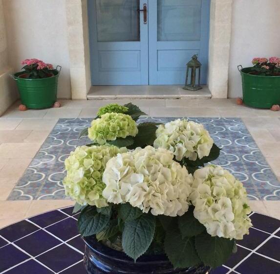 تختخواب و صبحانه The Proud Garden