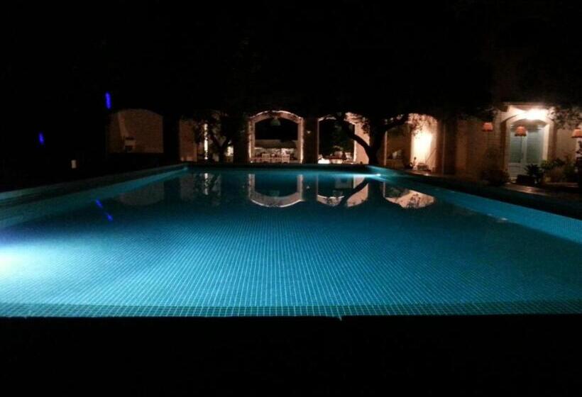 تختخواب و صبحانه The Proud Garden