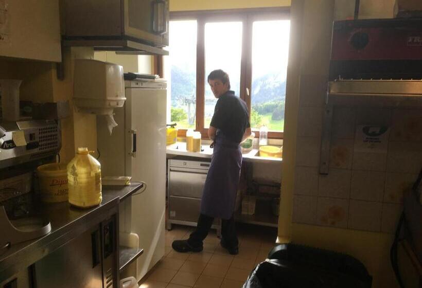 Отель Hôtel Les Skieurs