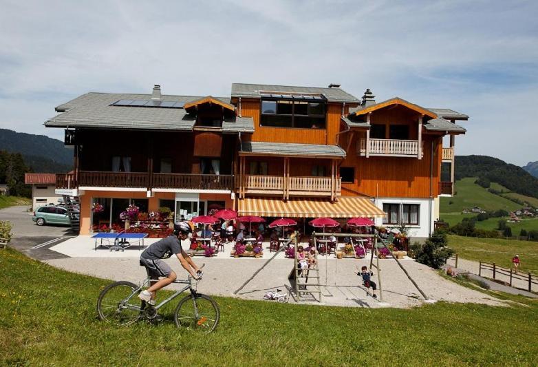 Отель Hôtel Les Skieurs