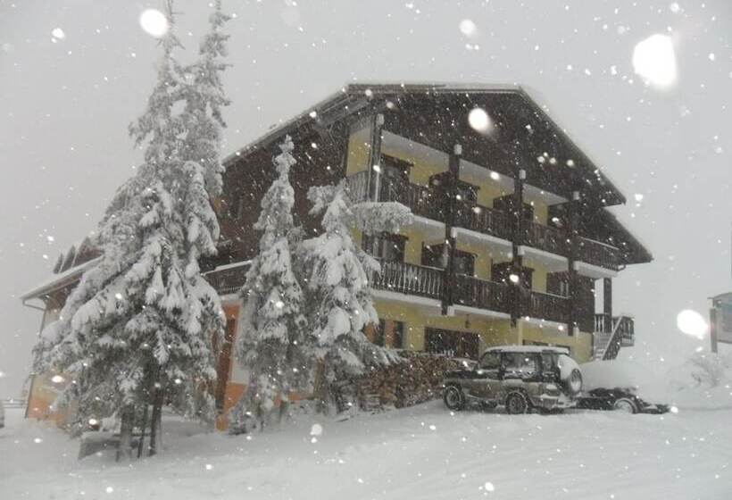 Отель Hôtel Les Skieurs