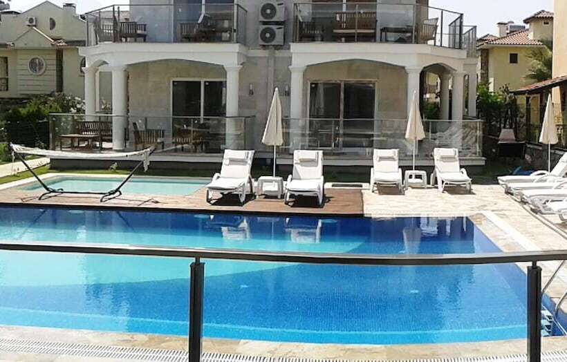 Lighthouse Nadia Aparts