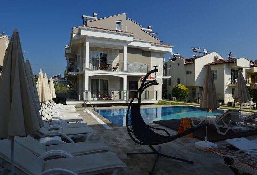 Lighthouse Nadia Aparts