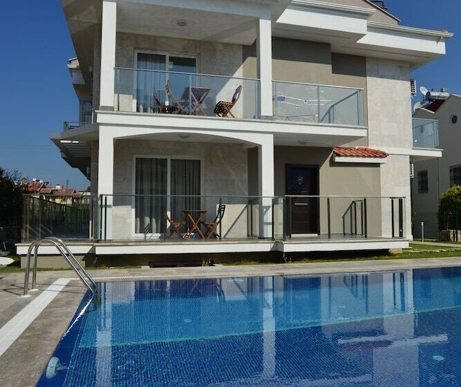 Lighthouse Nadia Aparts