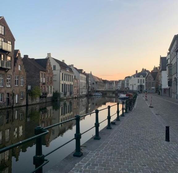 تختخواب و صبحانه The Hamptons Boutique