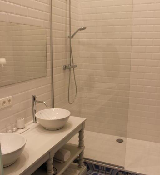 تختخواب و صبحانه The Hamptons Boutique