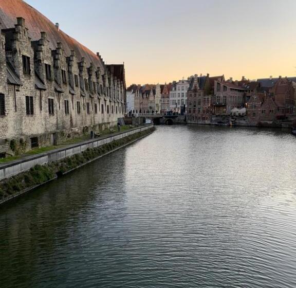 تختخواب و صبحانه The Hamptons Boutique