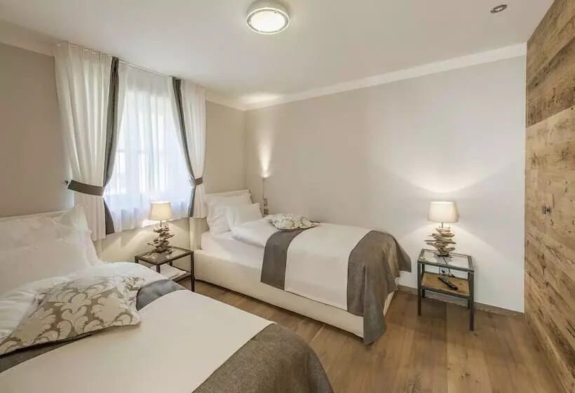 Hotelli Ino Petit Chalet