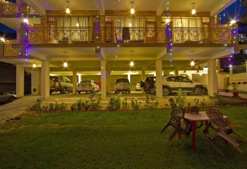 Отель The Paramount Inn