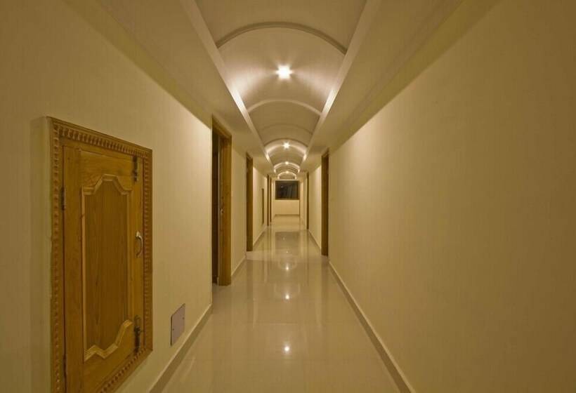 Отель The Paramount Inn