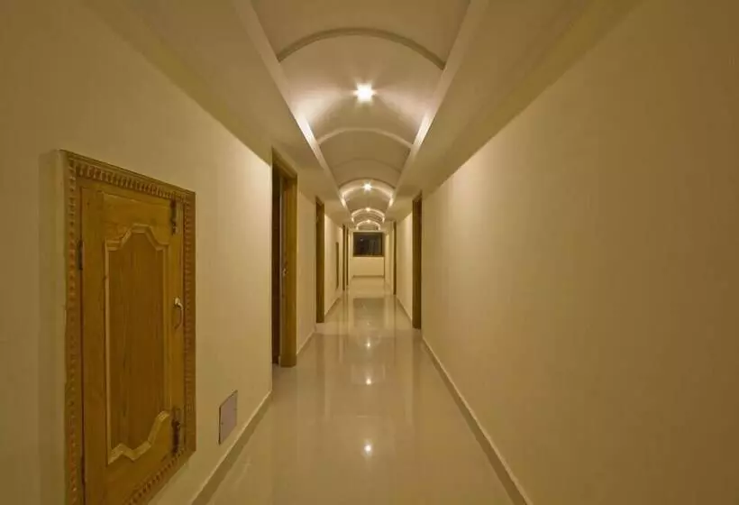 هتل The Paramount Inn