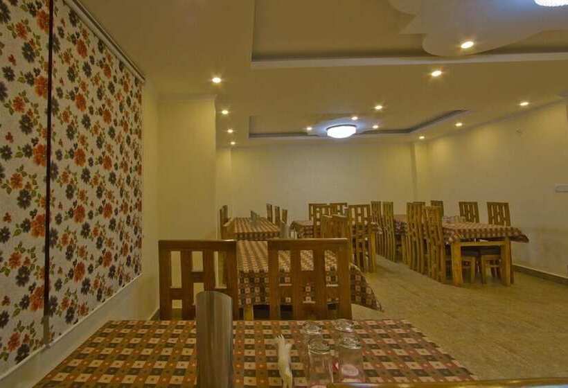 Отель The Paramount Inn