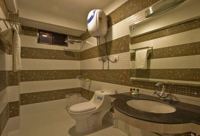 Отель The Paramount Inn