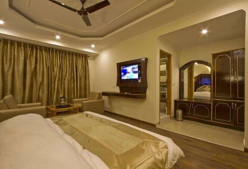 Отель The Paramount Inn