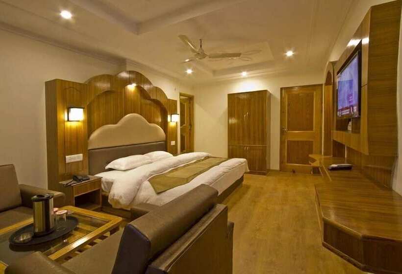 Отель The Paramount Inn