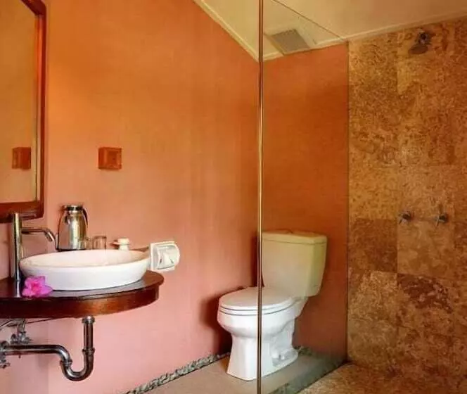 Strawberry Hill Hotel & Restaurant