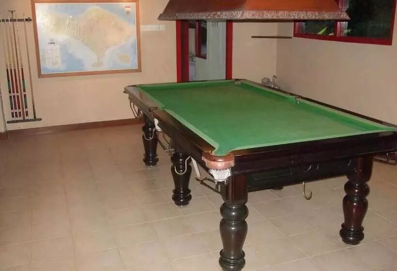 Strawberry Hill Hotel & Restaurant