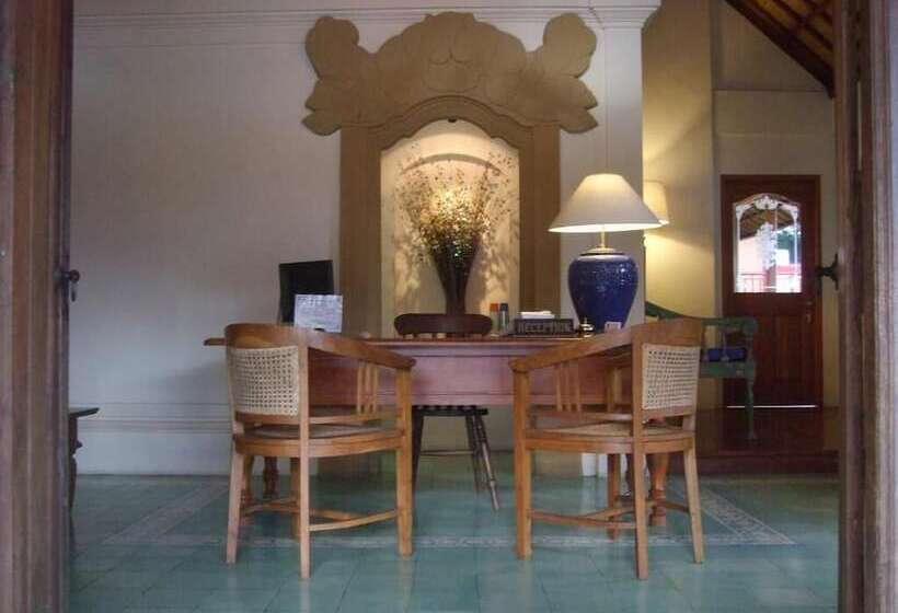 Strawberry Hill Hotel & Restaurant