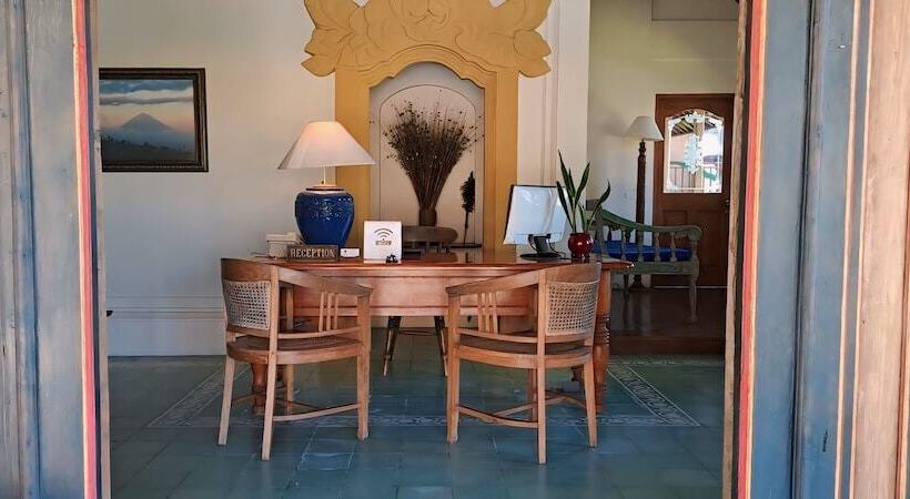 Strawberry Hill Hotel & Restaurant