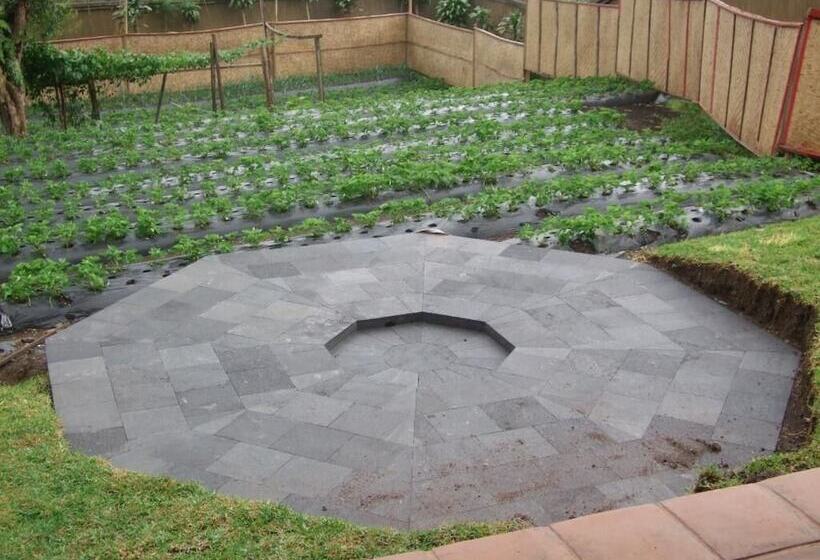 Strawberry Hill Hotel & Restaurant