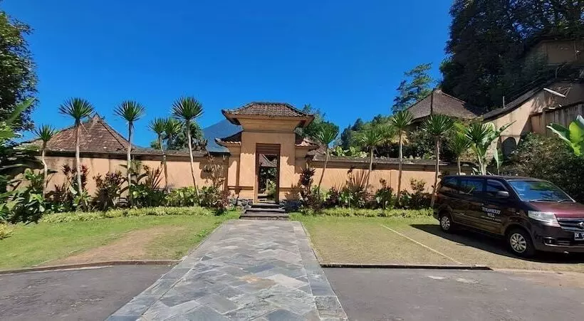 Strawberry Hill Hotel & Restaurant