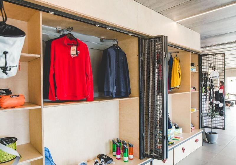 هاستل Midgard Base Camp