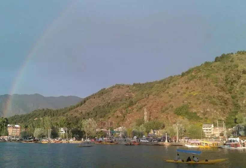 تختخواب و صبحانه House Boat New Pala Palace