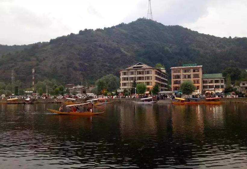 تختخواب و صبحانه House Boat New Pala Palace