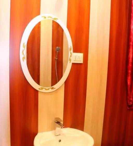 تختخواب و صبحانه House Boat New Pala Palace