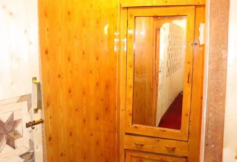 تختخواب و صبحانه House Boat New Pala Palace