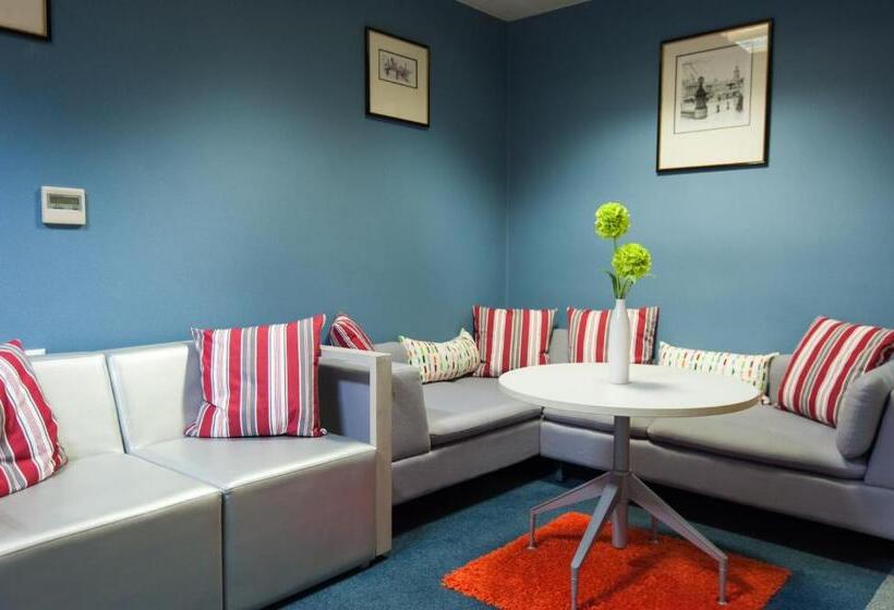 Russell Scott Backpackers Hostel