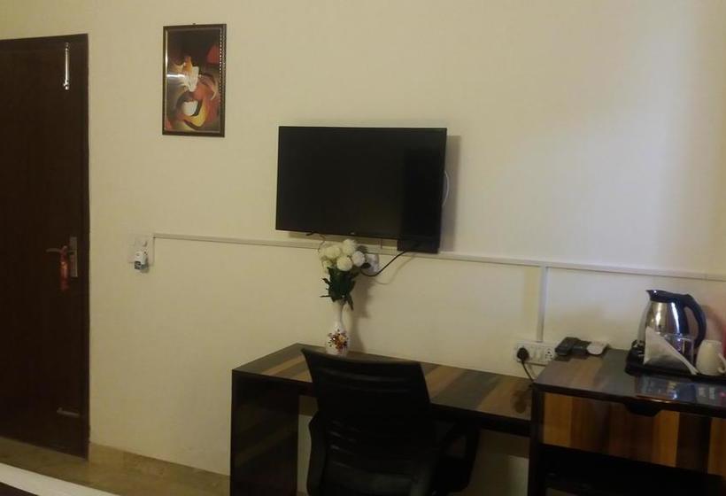 בית מלון כפרי Treebo Trip Silver Stallion Sector 18