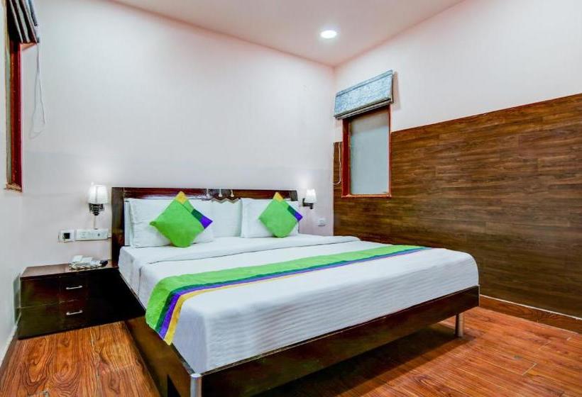 בית מלון כפרי Treebo Trip Silver Stallion Sector 18